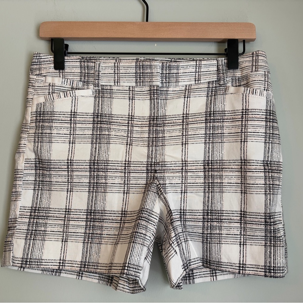 White House Black‎ Market Size 2 Short Shorts Black White Peach WHBM